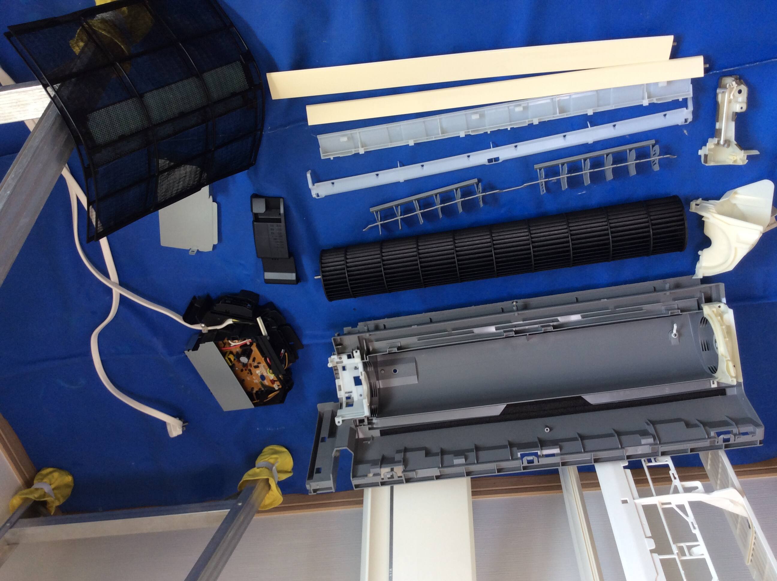 エアコンクリーニング　分解パーツ